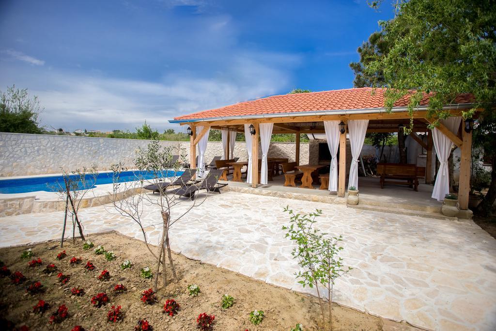 Apartments Simona لوبار المظهر الخارجي الصورة